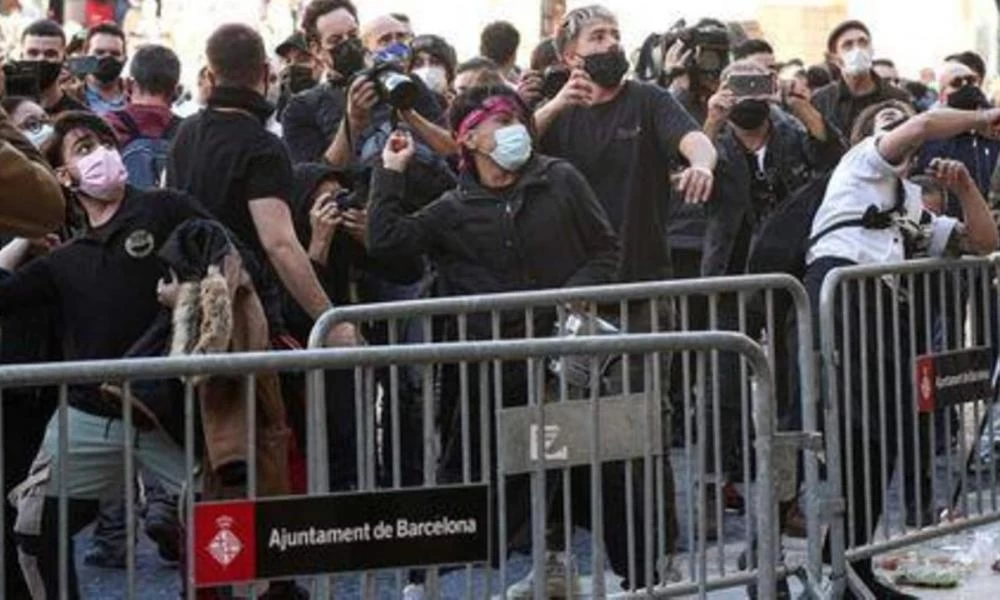 Βαρκελώνη: Βγήκαν στους δρόμους για το κλείσιμο μπαρ και εστιατορίων
